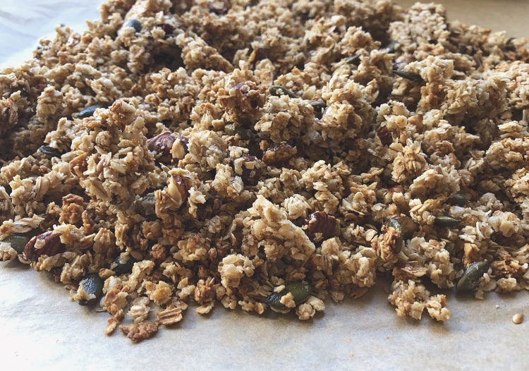 Most shop-bought gluten free granola is grossly  expensive.  I still envy those who can eat the ordinary kind for almost half the price. But it amazes me just how simple it is to make. Get more bang for your buck and try it yourselves!﻿